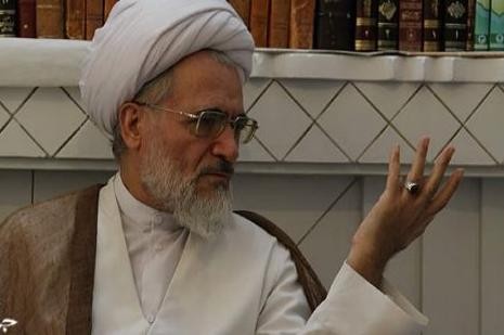 İranlı din adamı: "Su içmek orucu bozmaz"