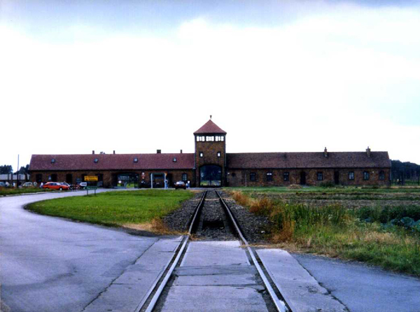 Nazilerin yahuudileri toplama kampı Auschwitz