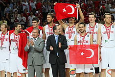 235px-La_selecci%C3%B3n_turca_de_baloncesto_tras_recibir_la_medalla_de_plata.jpg