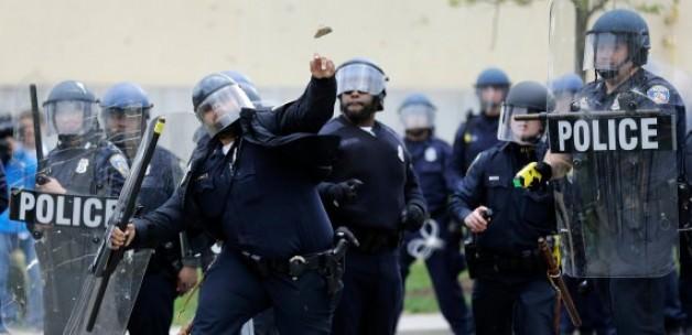 ABD polisi göstericilere taş attı.  Gezi  yanlısı  CNN  nerde?