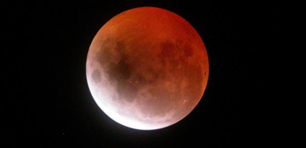 Dünya 'Kanlı Ay Tutulması'na kilitlendi