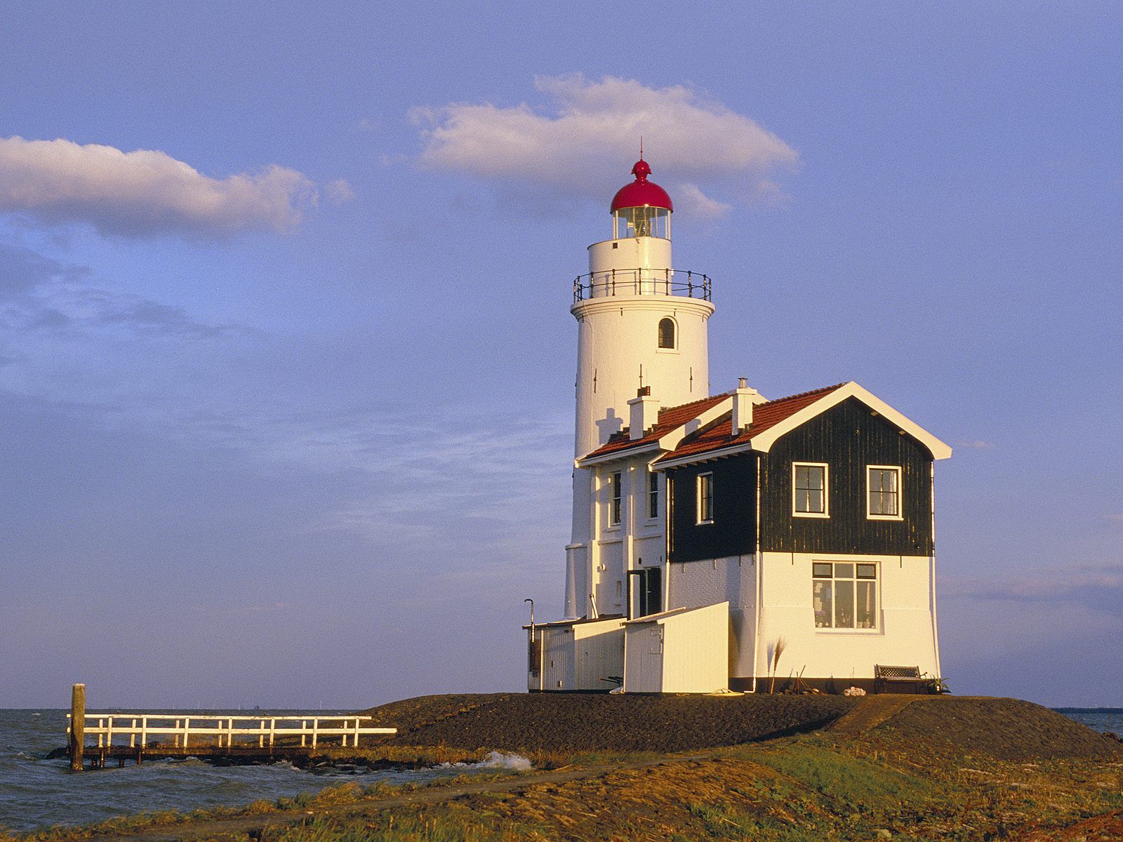 marken_lighthouse_northern_holland_province_the_netherlands-1299872947.jpg